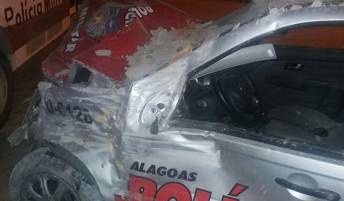 Durante perseguição, viatura da PM colide com residência em Arapiraca