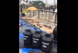 Manifestantes protestam no Planalto e jogam óleo para alertar sobre a  tragédia ambiental