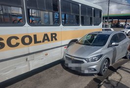 Acidente entre ônibus escolar e carro é registrado em trevo no bairro Canafístula