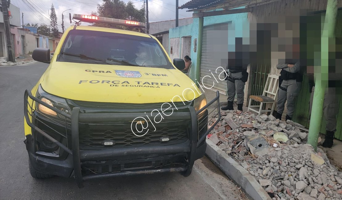 Homem é assassinado com tiros na cabeça em beco de residência em Arapiraca