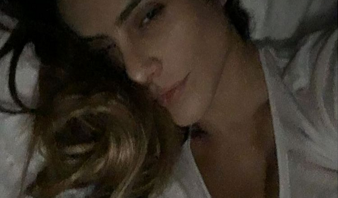 Cleo Pires posta selfie na cama fazendo charme com cara de sono