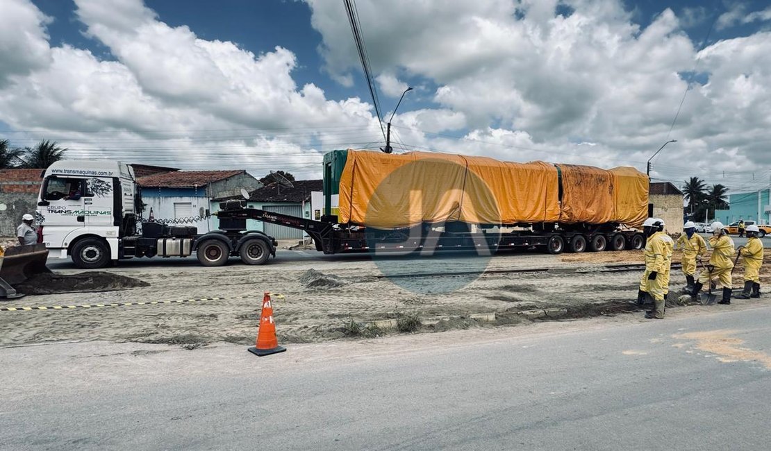 Carretas com vagões do VLT de Arapiraca chegam a cidade para descarregamento