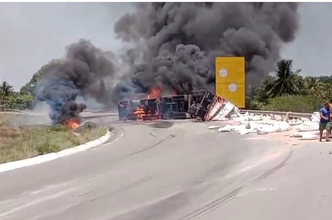 Carreta com carga de ração tomba e pega fogo em Porto Real do Colégio