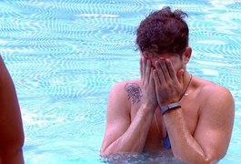 Alagoano Luiz Felipe e Emilly se abraçam na piscina