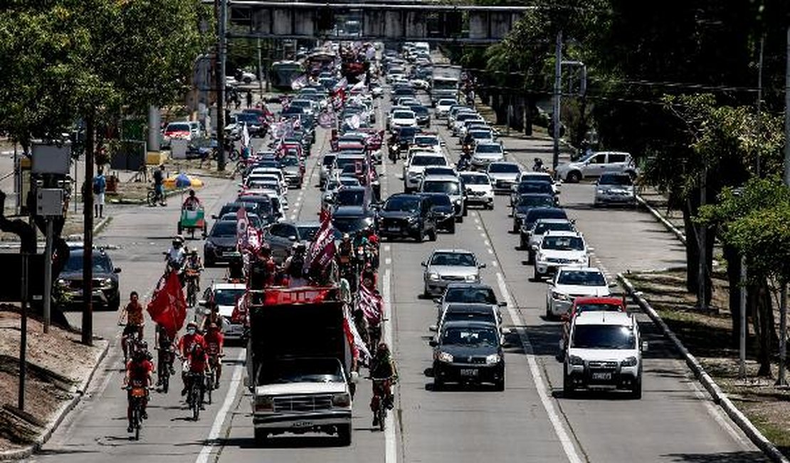 Carreatas pelo país fazem protesto pedindo impeachment de Bolsonaro