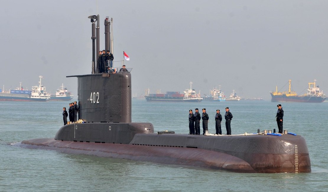 Marinha da Indonésia confirma que submarino afundou após encontrar destroços