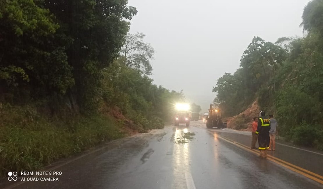 Veja a lista completa dos trechos interditados e liberados das rodovias federais em Alagoas nesta quarta