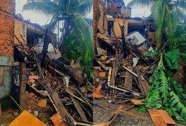 Laje de casa desaba e carro fica pendurado em barranco no Jacintinho, em Maceió