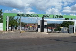 Mulher danifica portão de residencial após se recusar a entrar pela 'porta dos inadimplentes'