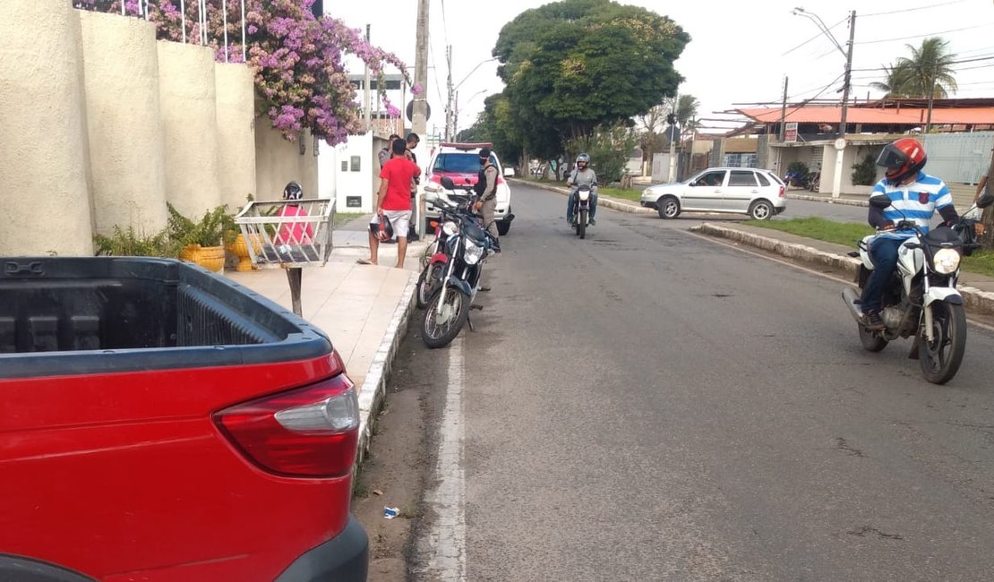 Colisão entre carro e moto deixa motociclista ferida em Arapiraca