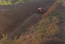 Capotamento deixa três pessoas feridas em trecho que passa por obras na AL-115