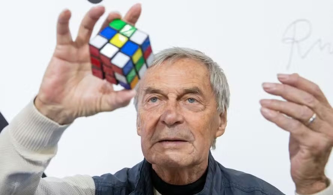 Prestes a completar 80 anos, inventor do cubo mágico relembra início do projeto: 'Fiz por curiosidade'