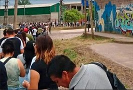VÍDEO: Cerca de 2 mil pessoas fazem fila por emprego em frigorífico na Argentina