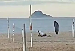 VÍDEO: Casal transa em praia do Rio de Janeiro e morador de rua deita ao lado dos dois