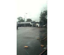 Caminhão colide com ônibus e deixa trânsito lento próximo à Ufal