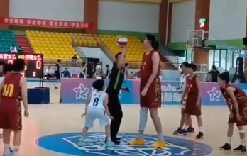 Jogadora de basquete chinesa de apenas 14 anos se destaca com seus 2,26m