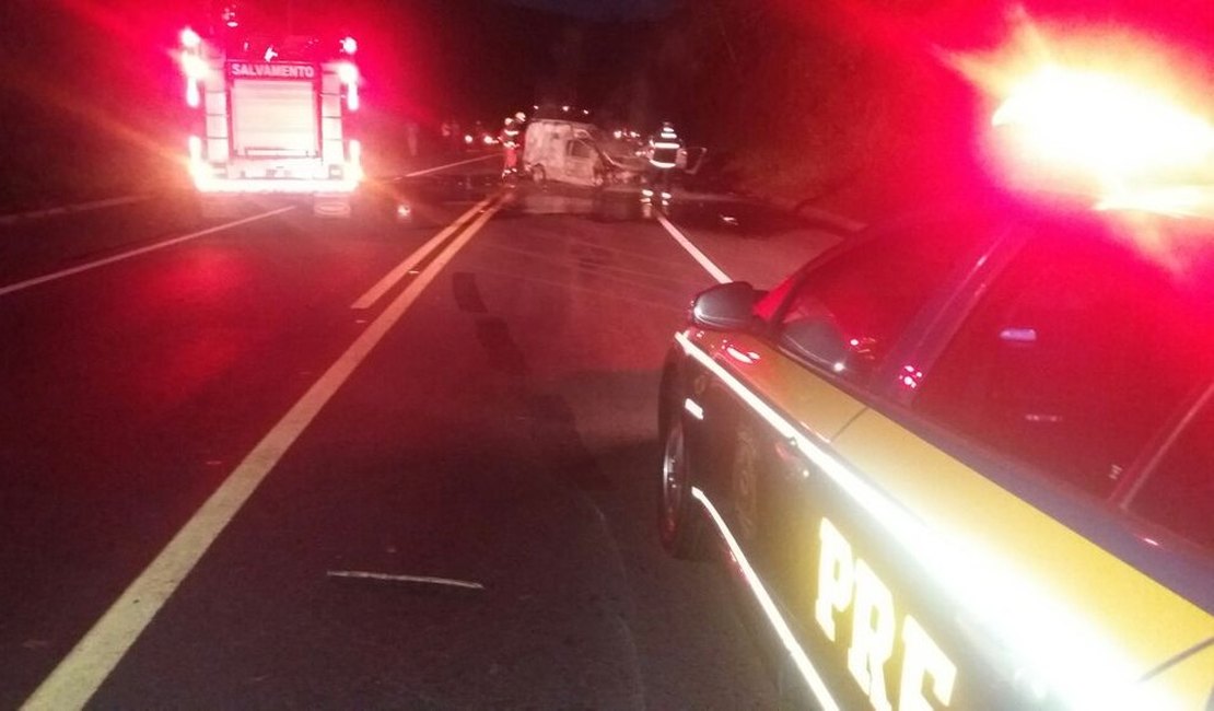 Veículo incendeia após colisão na BR-104, em Murici