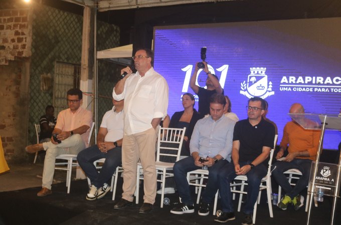 Luciano Barbosa entrega mais de 12 mil metros quadrados de pavimentação no Jardim Tropical e anuncia construção de nova praça com quadra