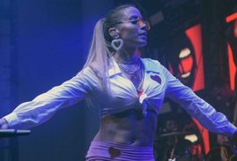 No México, Anitta começa as gravações como técnica do reality 'The Voice'