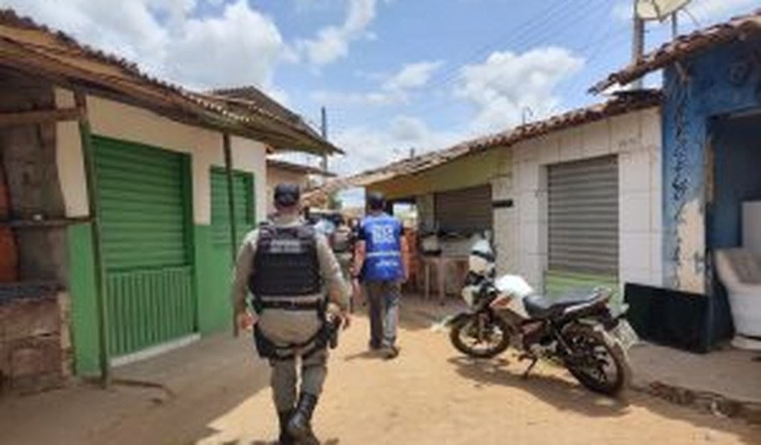 Operação Alerta Celular realiza fiscalização na Feira da Troca, em Arapiraca