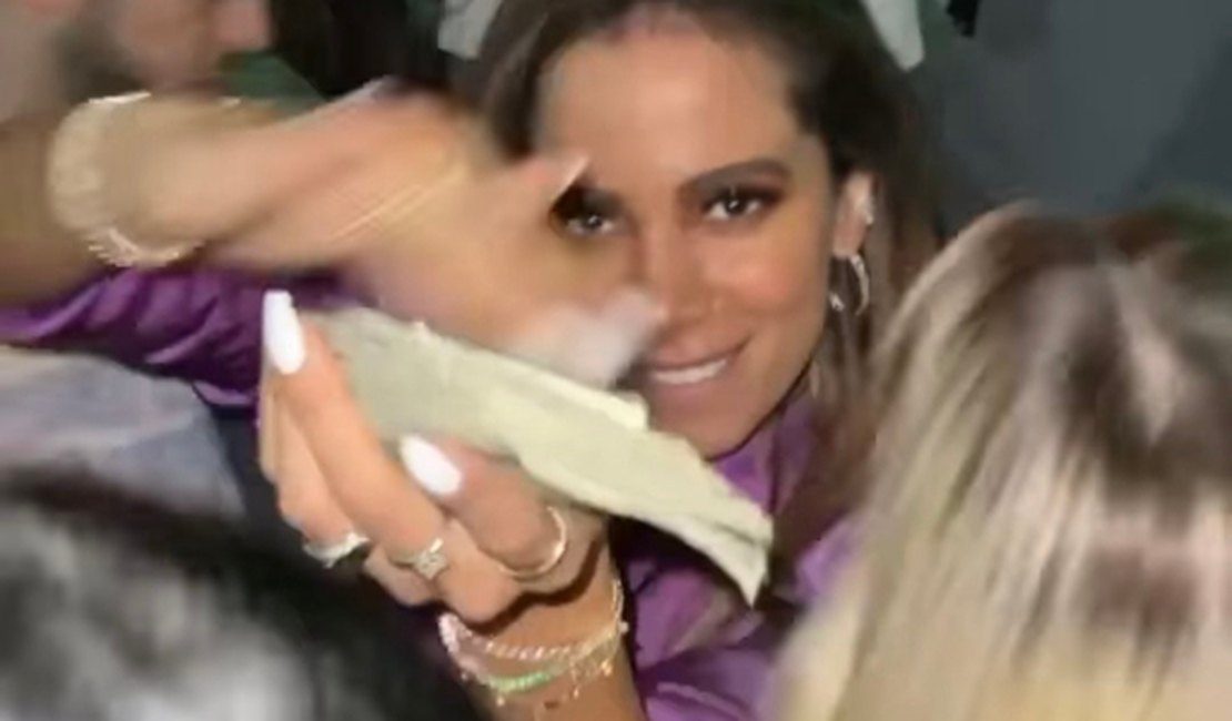 Anitta joga dólares para o alto durante festa em boate de Miami