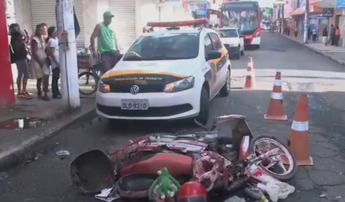 Acidente entre moto e ônibus deixa feridos no centro de Maceió