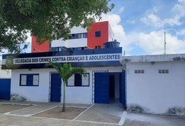 Músico é preso suspeito de abusar sexualmente de enteado de apenas 2 anos, em Maceió