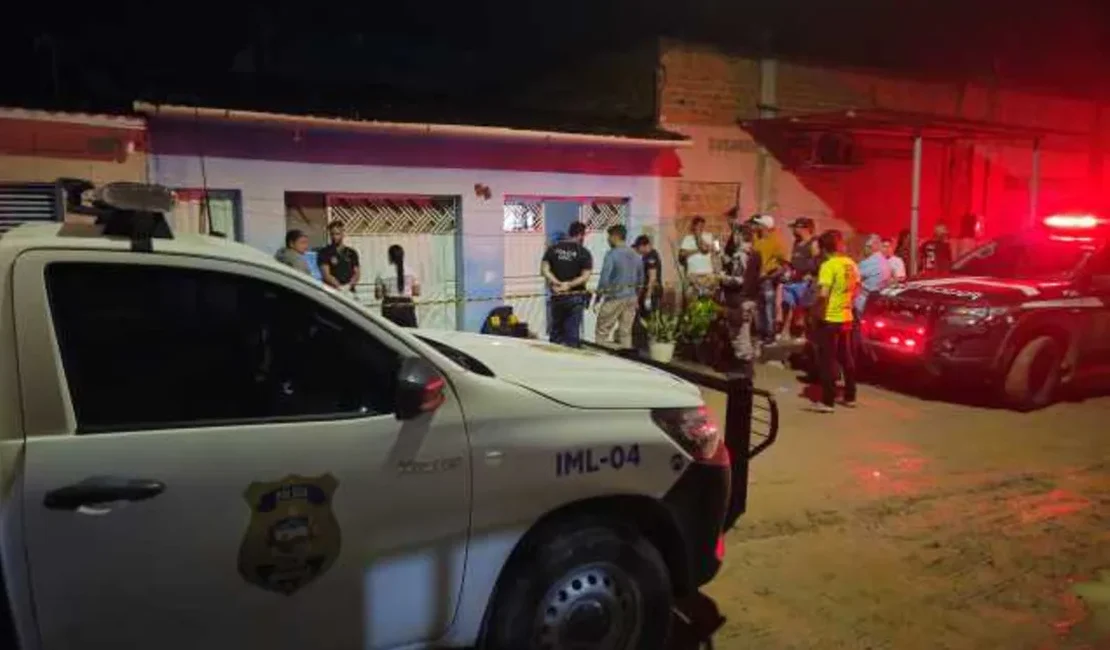 Homem mata ex-sogro e deixa ex-companheira e ex-sogra feridas, em São Miguel dos Campos