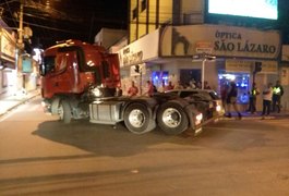 Carreta e carro de passeio se envolvem em acidente no centro de Arapiraca