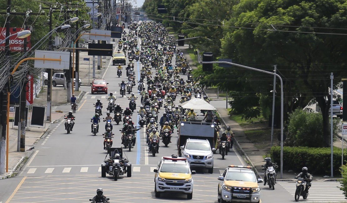 Vídeo. Sem a presença de Bolsonaro, centenas participam de motociata em Maceió