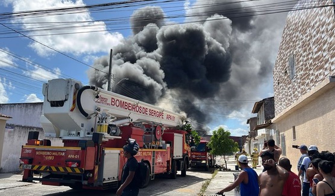 Incêndio atinge estabelecimento comercial, provoca explosões e deixa populares assustados, em Aracaju