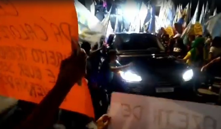 Vídeo. Jornalistas realizam protesto contra Collor durante debate entre candidatos ao Governo de Alagoas na TV Gazeta