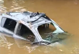 VÍDEO: Após saída de pista, carro cai em rio e dois homens ficam feridos em São Luís do Quitunde