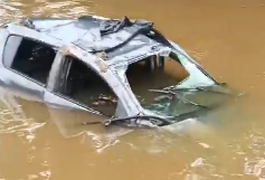 VÍDEO: Após saída de pista, carro cai em rio e dois homens ficam feridos em São Luís do Quitunde