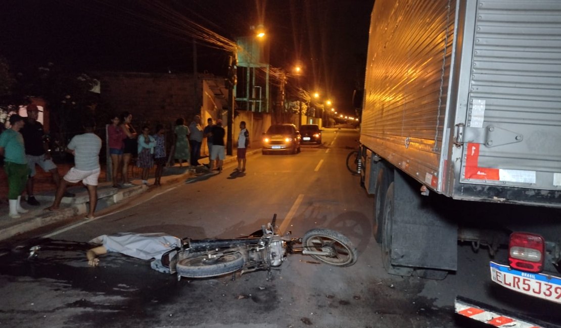 Motocicleta colide na traseira de caminhão e condutor morre na zona rural de Arapiraca