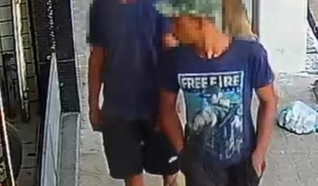 Câmeras de segurança flagram dupla roubando celular no Centro de Arapiraca; assista