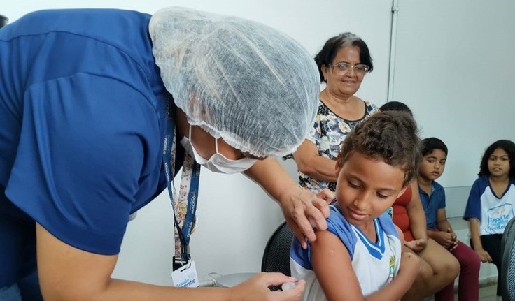 Saúde estende vacinação de crianças e adolescentes a escolas municipais de Maceió