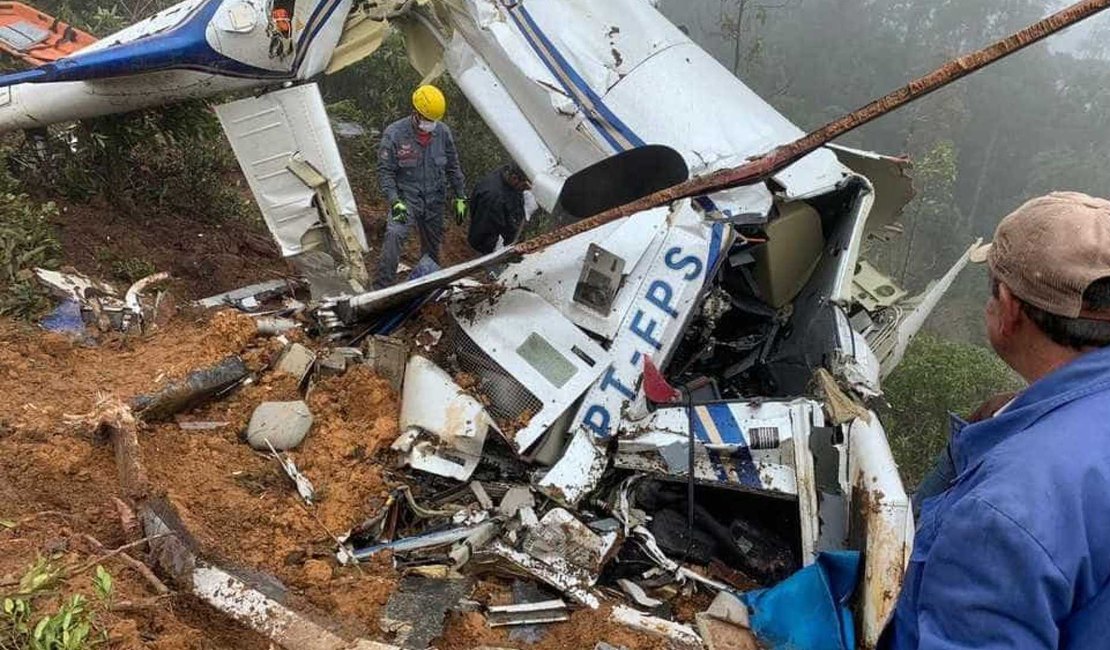 Resgatados seis corpos um dia após queda de helicóptero em São Paulo