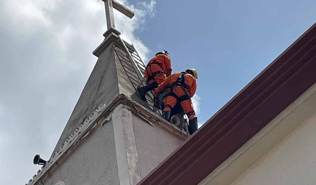 Homem é resgatado após cerca de 18 horas no topo da torre da igreja Santo Antônio, em Arapiraca