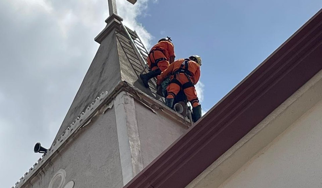 Homem é resgatado após cerca de 18 horas no topo da torre da igreja Santo Antônio, em Arapiraca