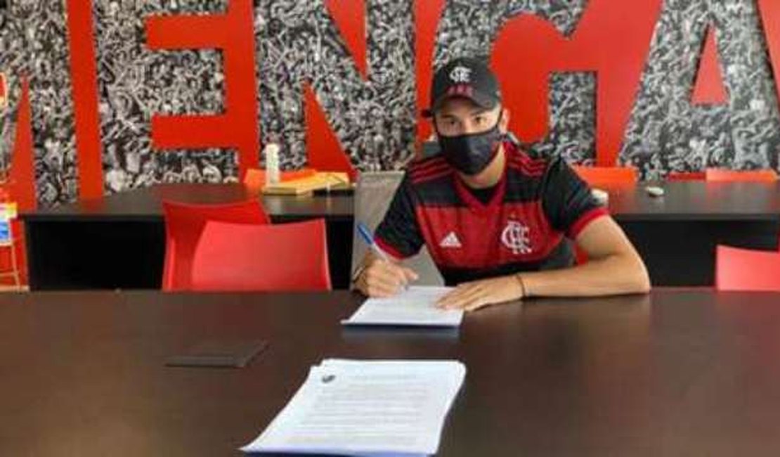 Alagoano de 16 anos assina contrato profissional com o flamengo, com multa rescisória milionária