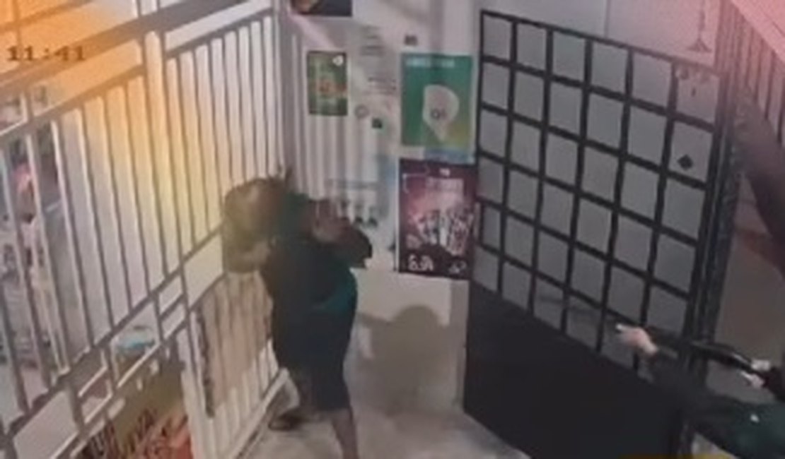 Vídeo. Homem é executado a tiros na porta de depósito de bebidas em Penedo