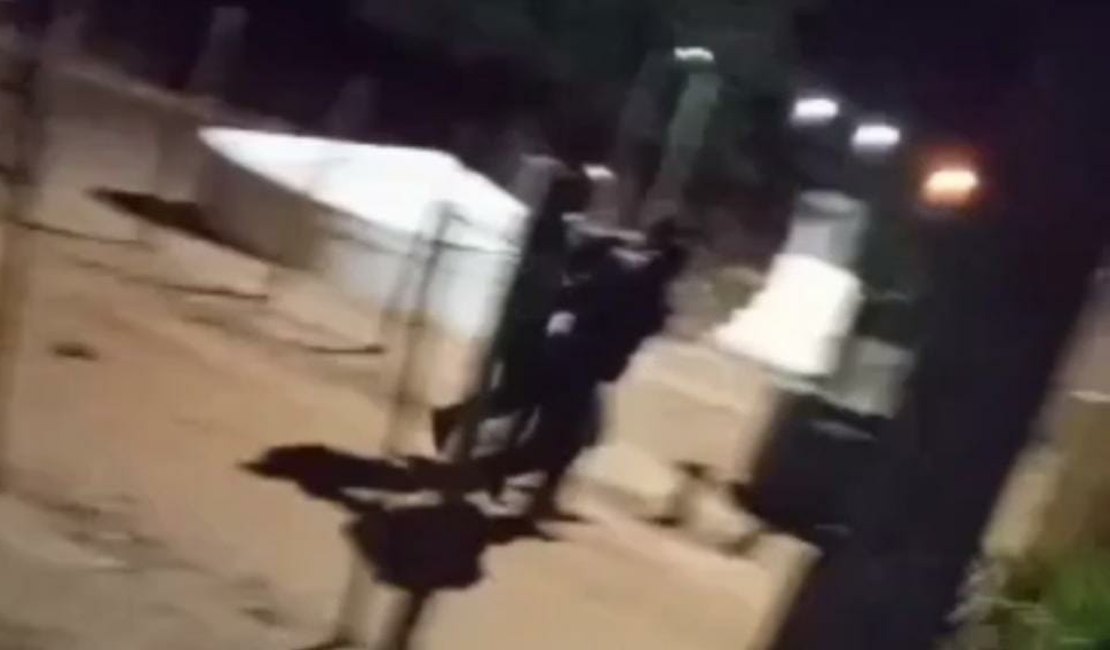 Vídeo mostra prisão de homem que matou companheira a facadas e jogou corpo no rio em Palmeira dos Índios