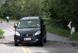 Cratera na rodovia AL-101, em Passo do Camaragibe, coloca motoristas em perigo