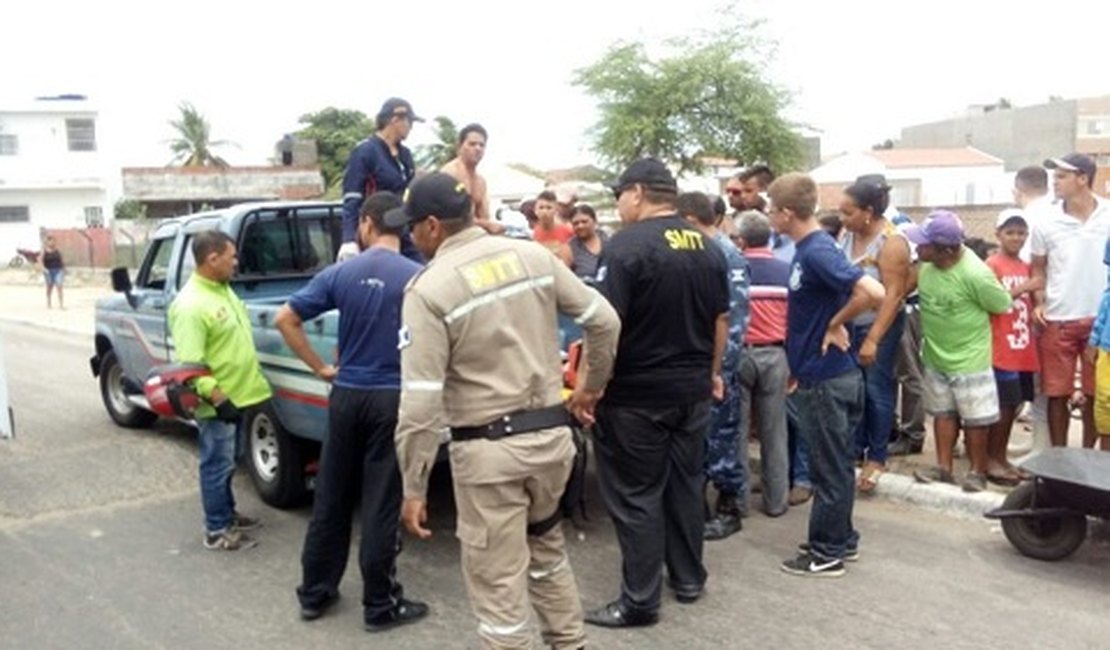 Barra de concreto despenca e deixa idoso com fratura exposta em feira livre no Sertão