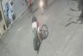 VÍDEO: Ciclista está internado em estado grave após colisão entre bicicletas em Penedo; câmera registrou acidente