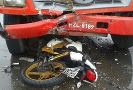Acidente entre trio elétrico e motocicleta deixa um morto na AL-101 Sul