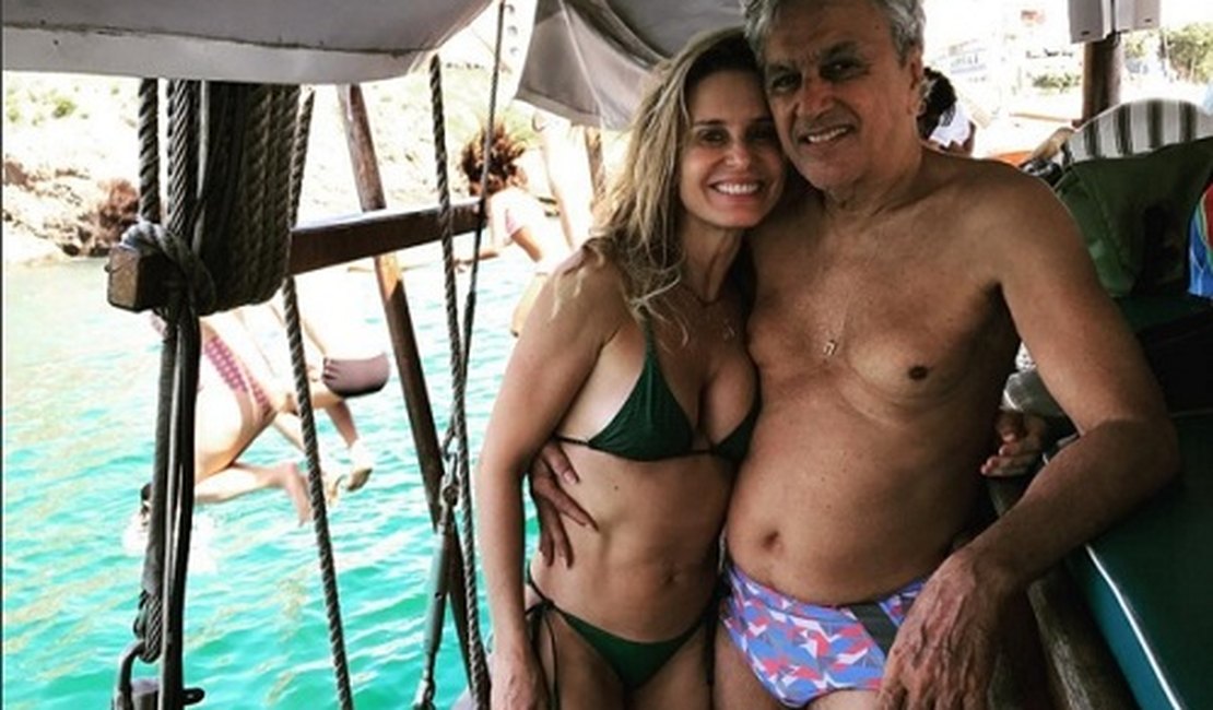 De sunga estampada, Caetano Veloso curte passeio de barco com Paula Burlamaqui