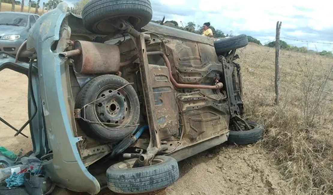 Motorista perde controle de carro e capota após bater em estacas, no Agreste de Alagoas