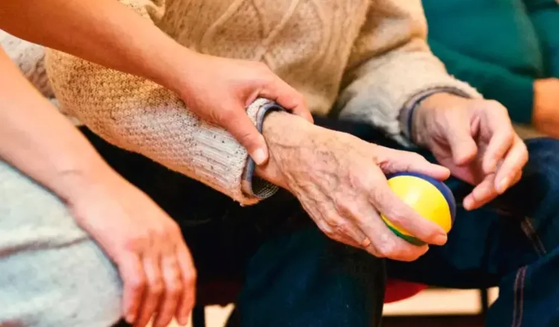 Cuidadora que dopou e deu golpe de R$ 27 mil em idoso na capital é interrogada